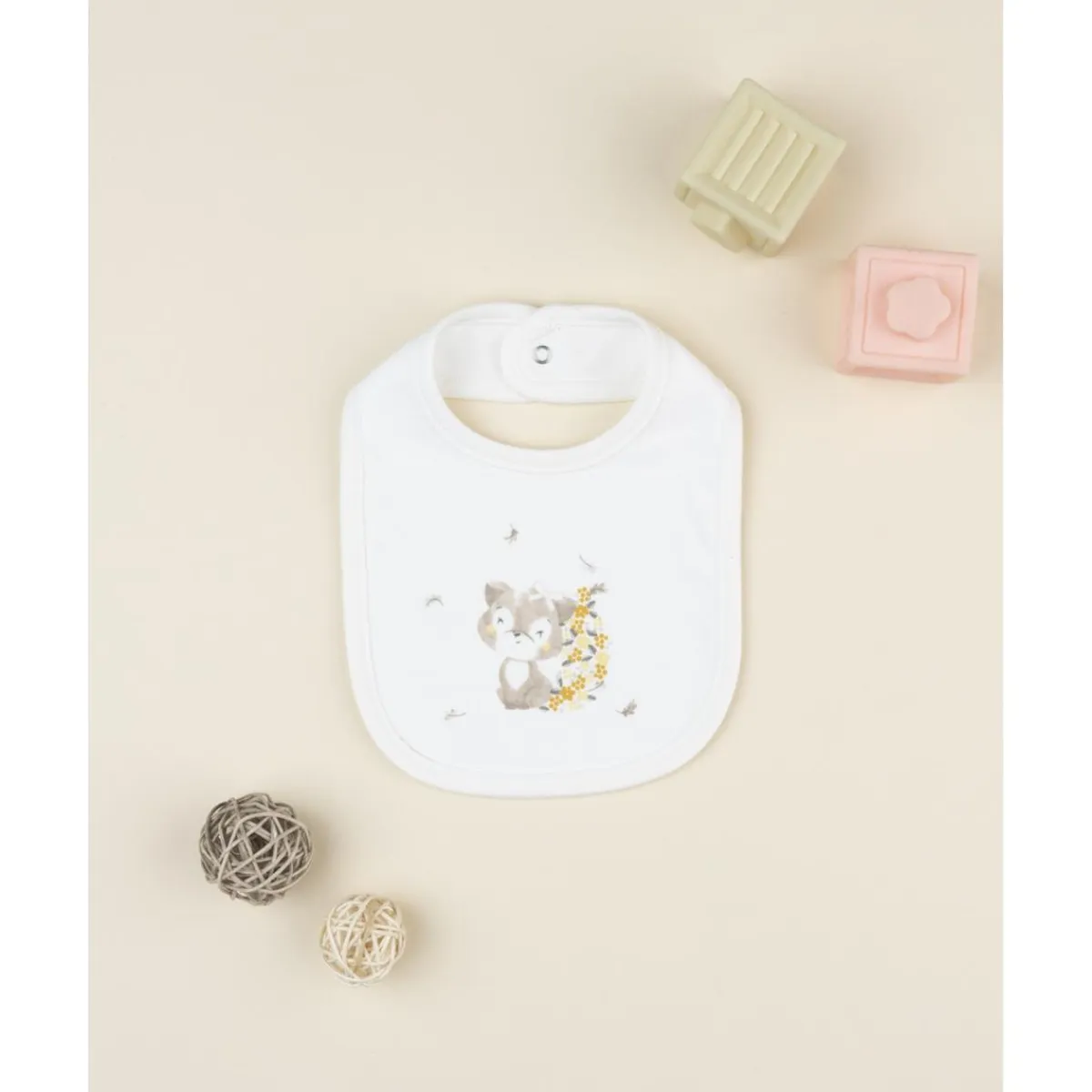 Babero para bebés en color crema con estampado*Prenatal Outlet