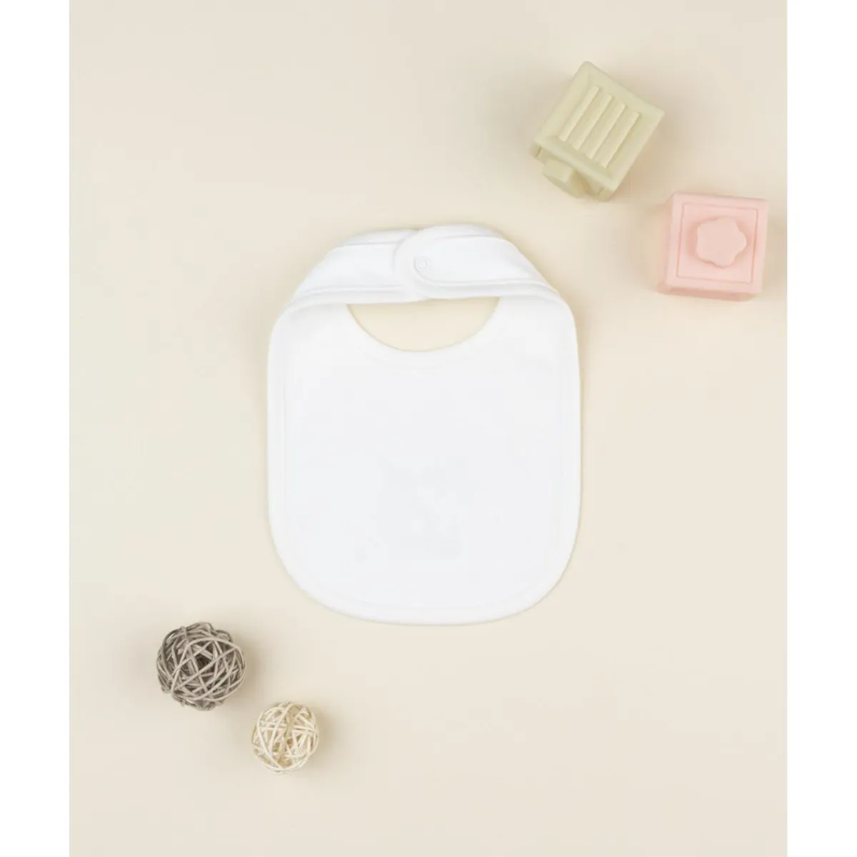 Babero para bebés en color crema con estampado*Prenatal Outlet