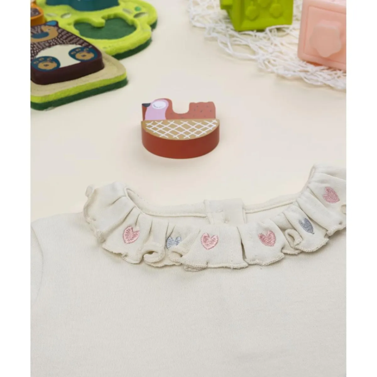 Camiseta niña color crema con bordado cuello*Prenatal Sale