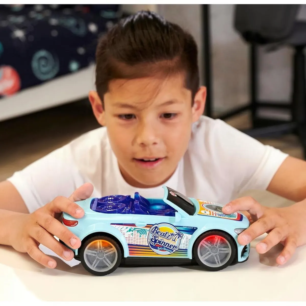 Coche de juguete con luces intermitentes, música y giros, incluye pilas ㅤ*FUNKO UK LIMITED