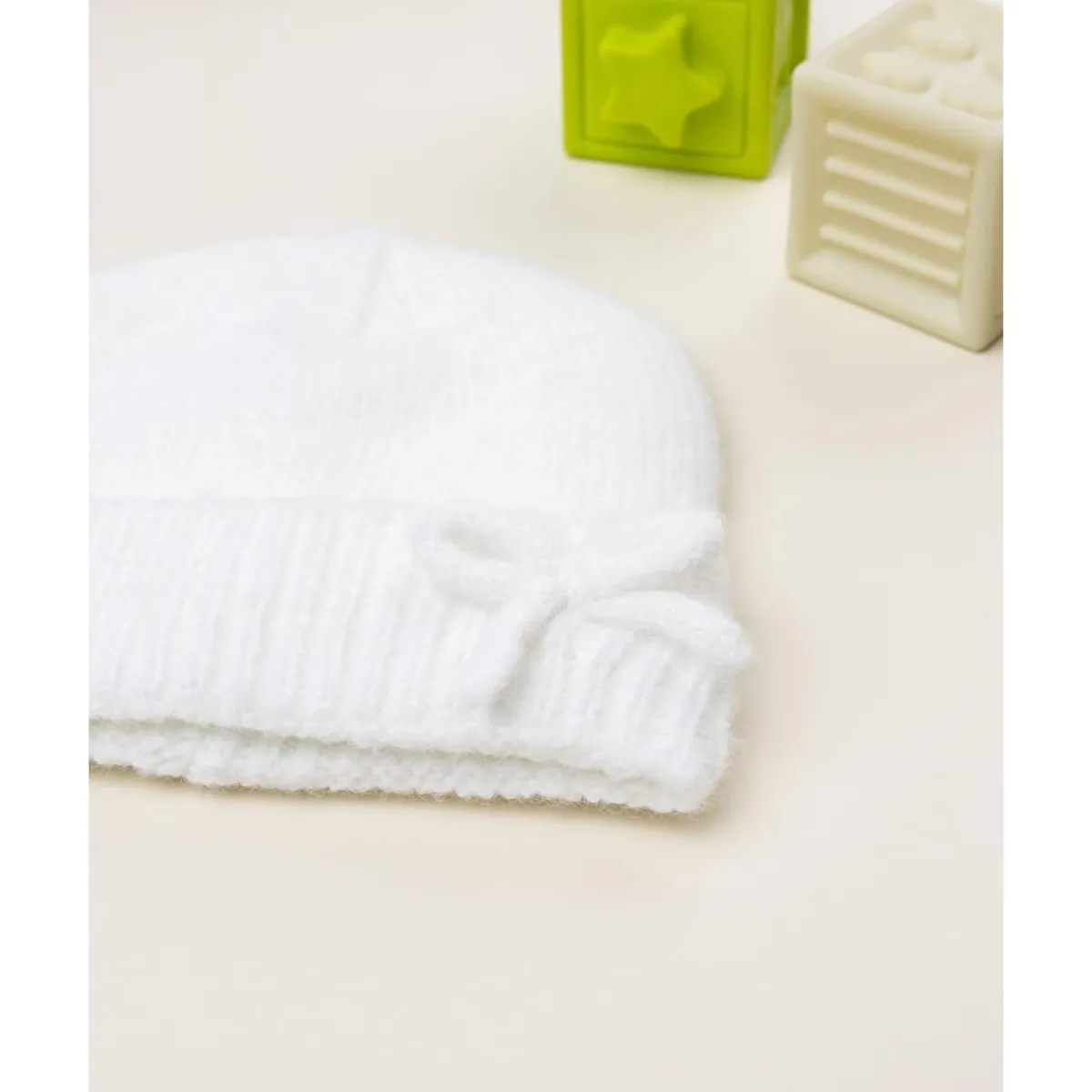 Gorro de punto blanco con lazo para niña*Prenatal Discount