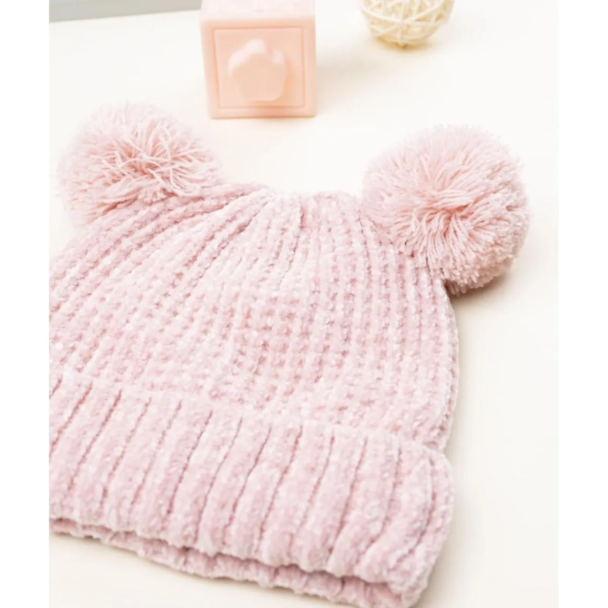 Gorro rosa con pompón y lentejuelas para niña*Prenatal Outlet