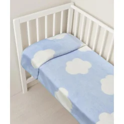 Manta para cuna de peluche sintético azul con nubes*Prenatal Online