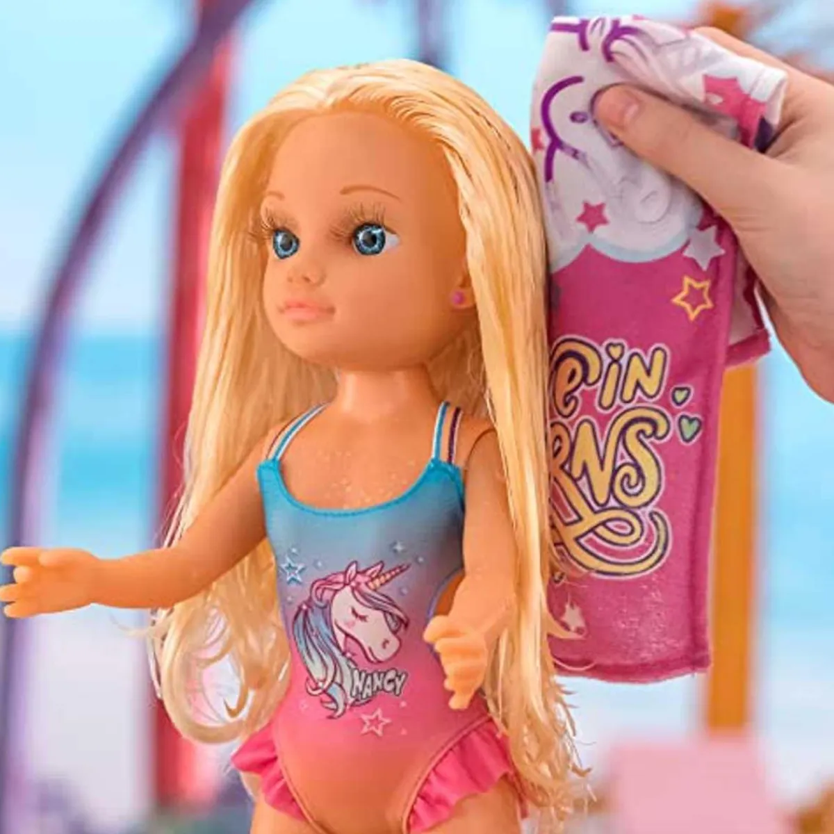 Hot - Muñeca con toalla mágica, pelo rubio largo, accesorios veraniegos y unicornio Muñecas