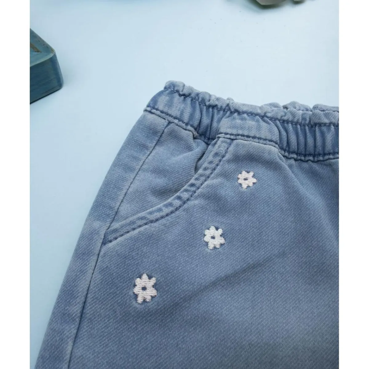Pantalón denim claro niña con flores bordadas*Prenatal New