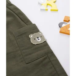 Pantalón niño verde con bolsillos cargo y oso*Prenatal Sale