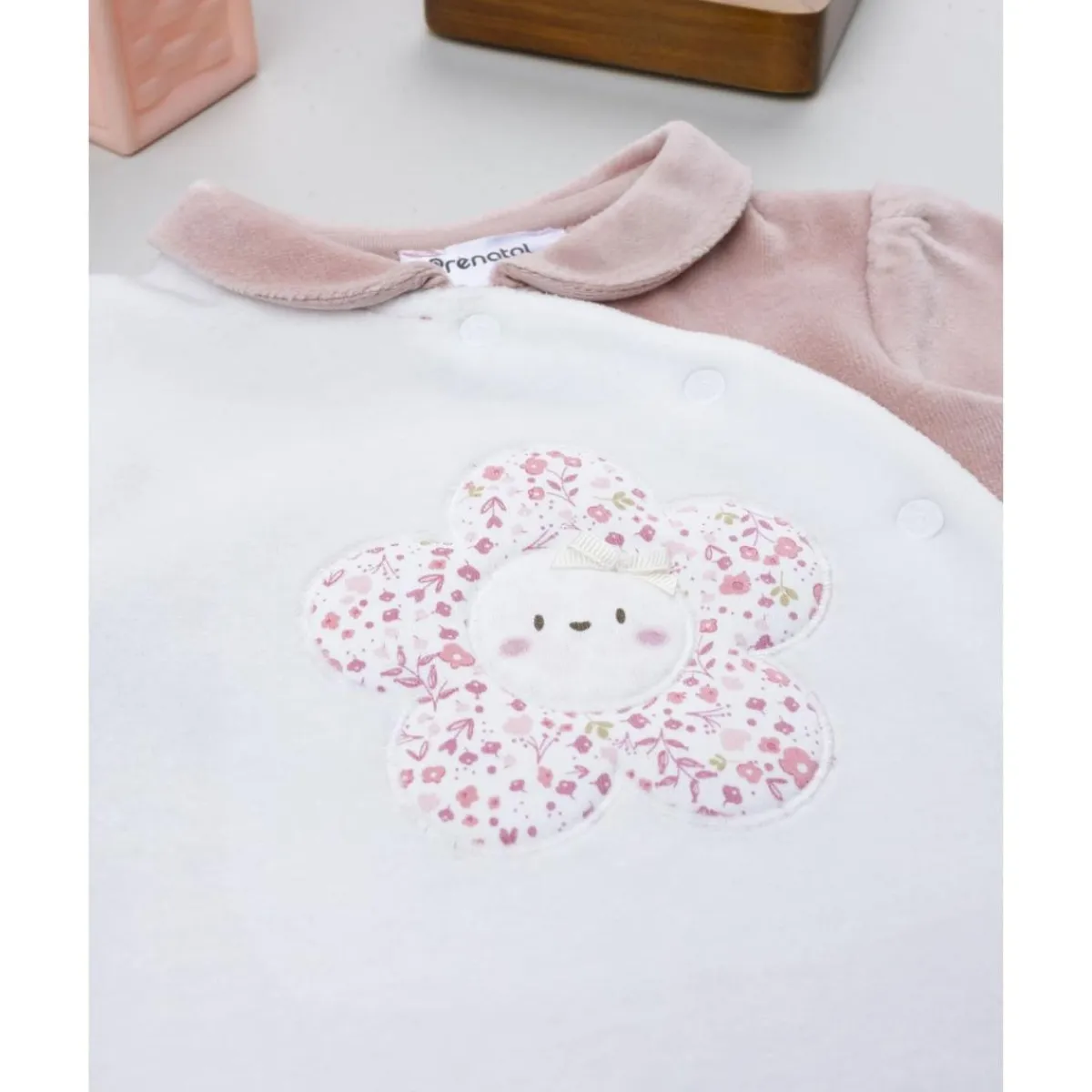 Pijama bicolor de bebé en terciopelo blanco y rosa*Prenatal