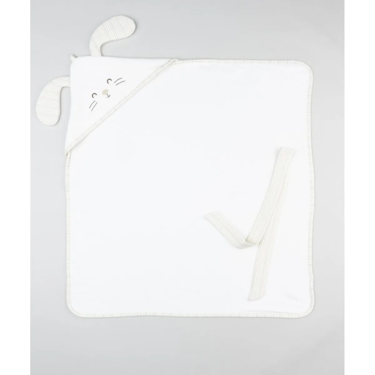 Toalla cuadrada blanca con conejito*Prenatal Sale